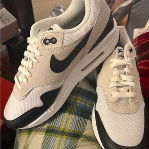 Nike Men’s Low-Top Sneakers — White & Black & Cream